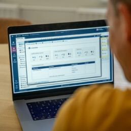 Druk bezig met een netwerkconfiguratie; ook wel een on-premise oplossing genoemd.