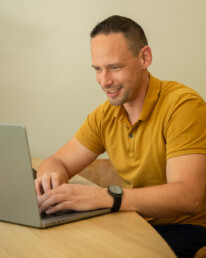 Piet lacht naar zijn laptop