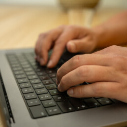 Piet is aan het typen op zijn laptop